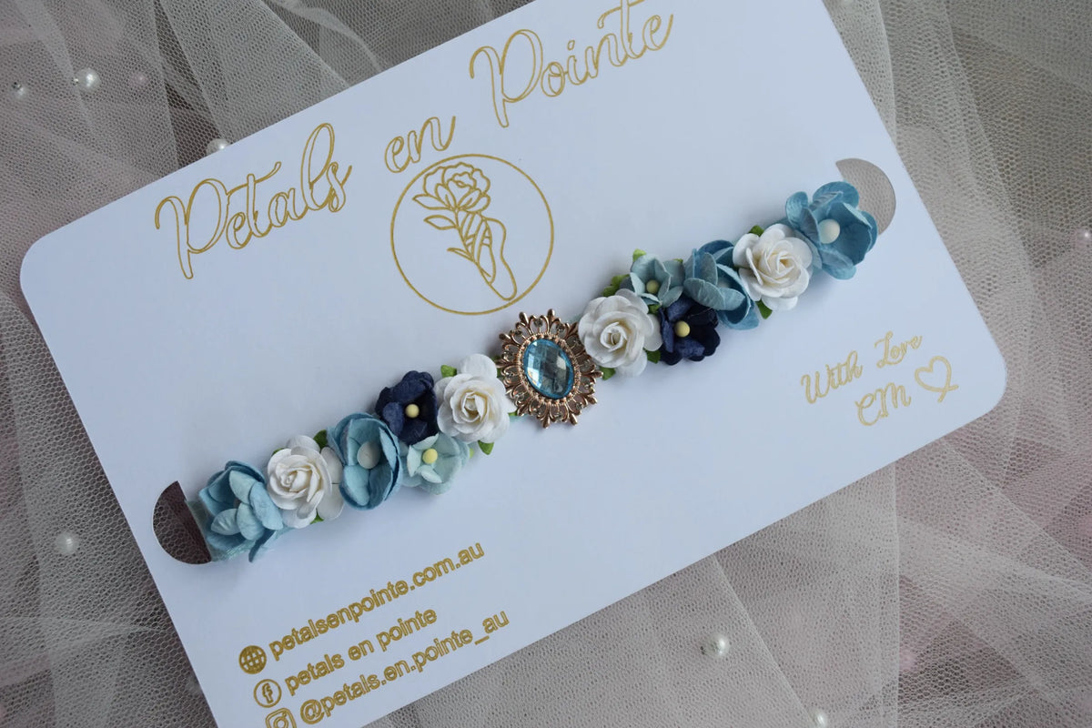 Azure Adorné Bun Wrap - Petals en Pointe