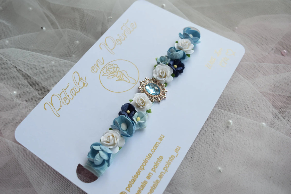 Azure Adorné Bun Wrap - Petals en Pointe