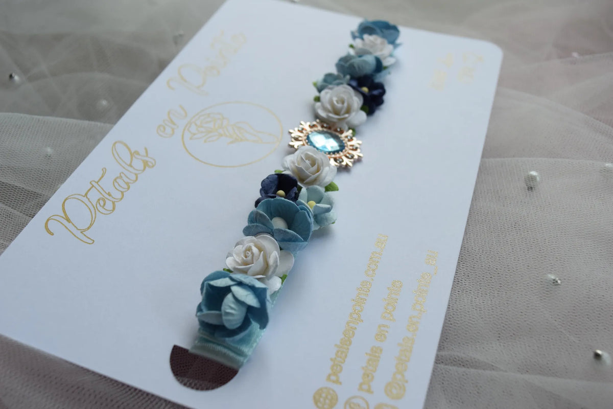 Azure Adorné Bun Wrap - Petals en Pointe